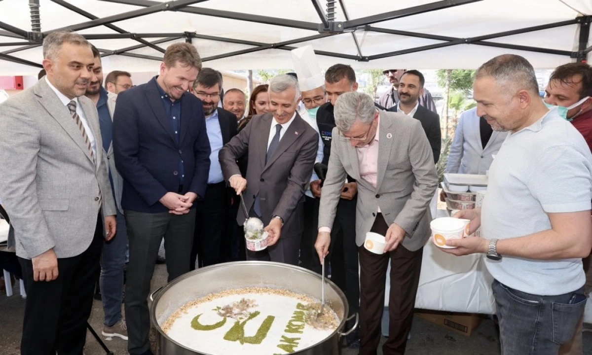 Vali M&uuml;kerrem &Uuml;nl&uuml;er Aşure Programında Vatandaşlarla Buluştu