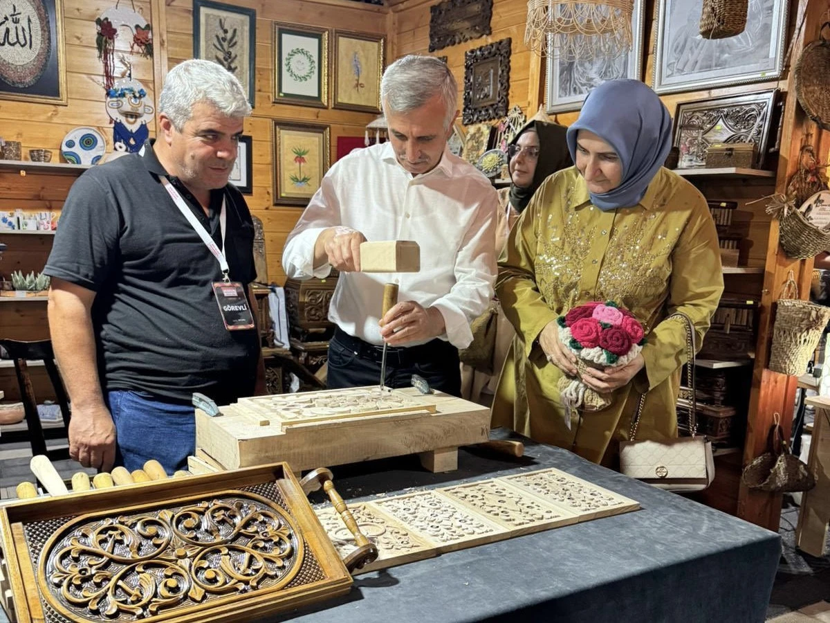 Vali Mükerrem Ünlüer ve Eşi, Kahramanmaraş Geleneksel Ağustos Fuarı’nı Ziyaret Etti