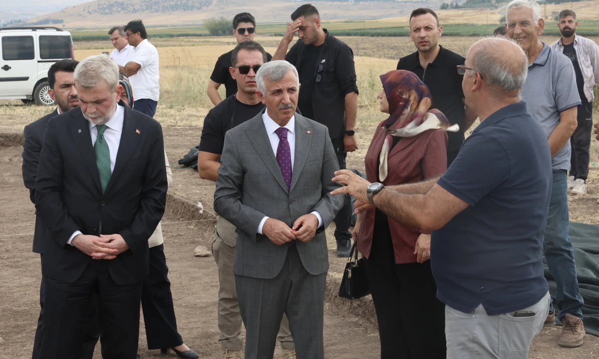 Vali &Uuml;nl&uuml;er, Domuztepe H&ouml;y&uuml;ğ&uuml;&rsquo;nde Kazı &Ccedil;alışmalarını İnceledi