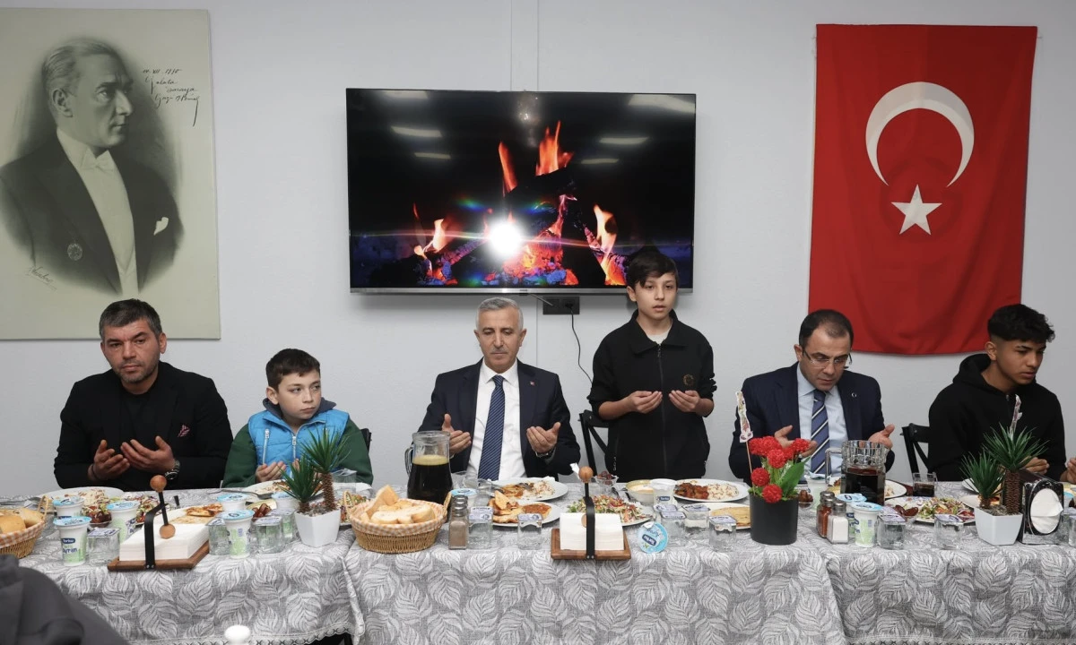 Vali &Uuml;nl&uuml;er, D&uuml;nya Yetimler G&uuml;n&uuml;&rsquo;nde &Ccedil;ocuklarla İftar Sofrasında Buluştu