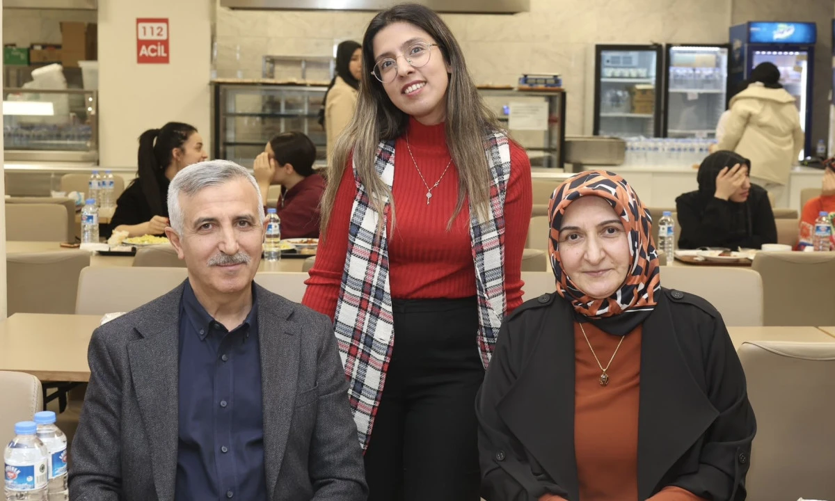Vali &Uuml;nl&uuml;er ve Eşi &Uuml;niversiteli Gen&ccedil;lerle İftar Sofrasında Buluştu