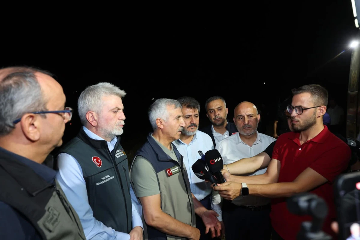Vali Ünlüer, yangın bölgesinde incelemelerde 