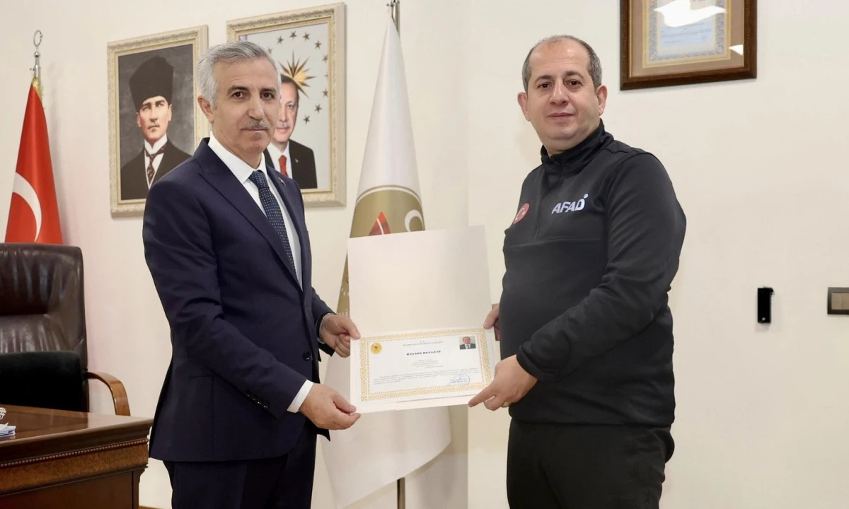 Vali &Uuml;nl&uuml;er&rsquo;den AFAD İl M&uuml;d&uuml;r&uuml; Tayfun Temur&rsquo;a Başarı Belgesi