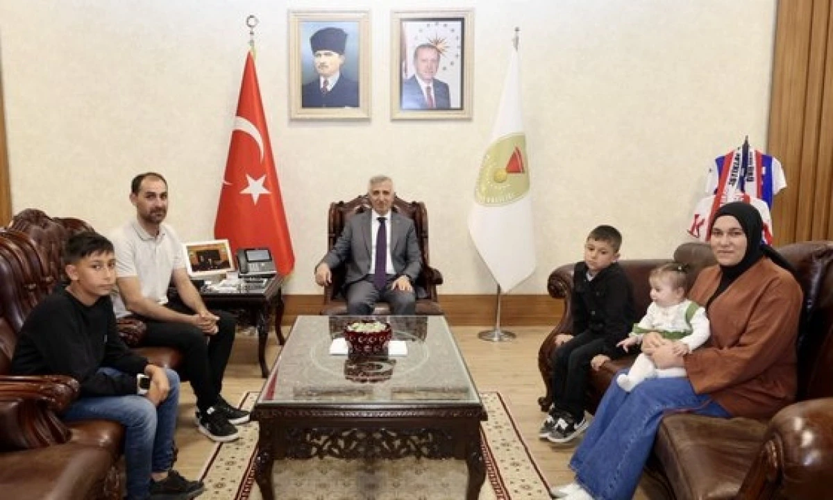 Vali &Uuml;nl&uuml;er&rsquo;den Bayrak Hassasiyeti G&ouml;steren Yusuf&rsquo;a Anlamlı Kabul