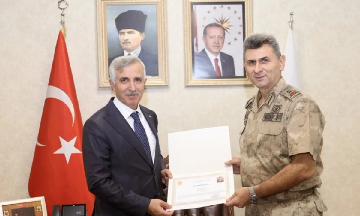 Vali &Uuml;nl&uuml;er&rsquo;den T&uuml;mgeneral Ali Gemalmaz&rsquo;a Başarı Belgesi