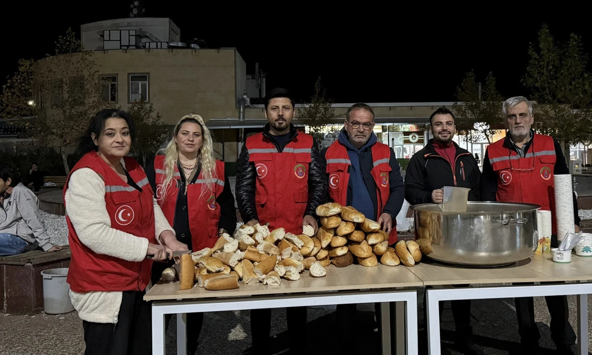 Vize Haftasında Sıcak Dokunuş: KSÜ Kütüphanesi Önünde Öğrencilere Çorba İkramı