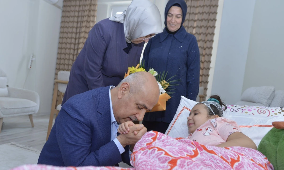 Yaralı &ccedil;ocuklara anlamlı ziyaret: Kirişci&rsquo;den duygu dolu anlar