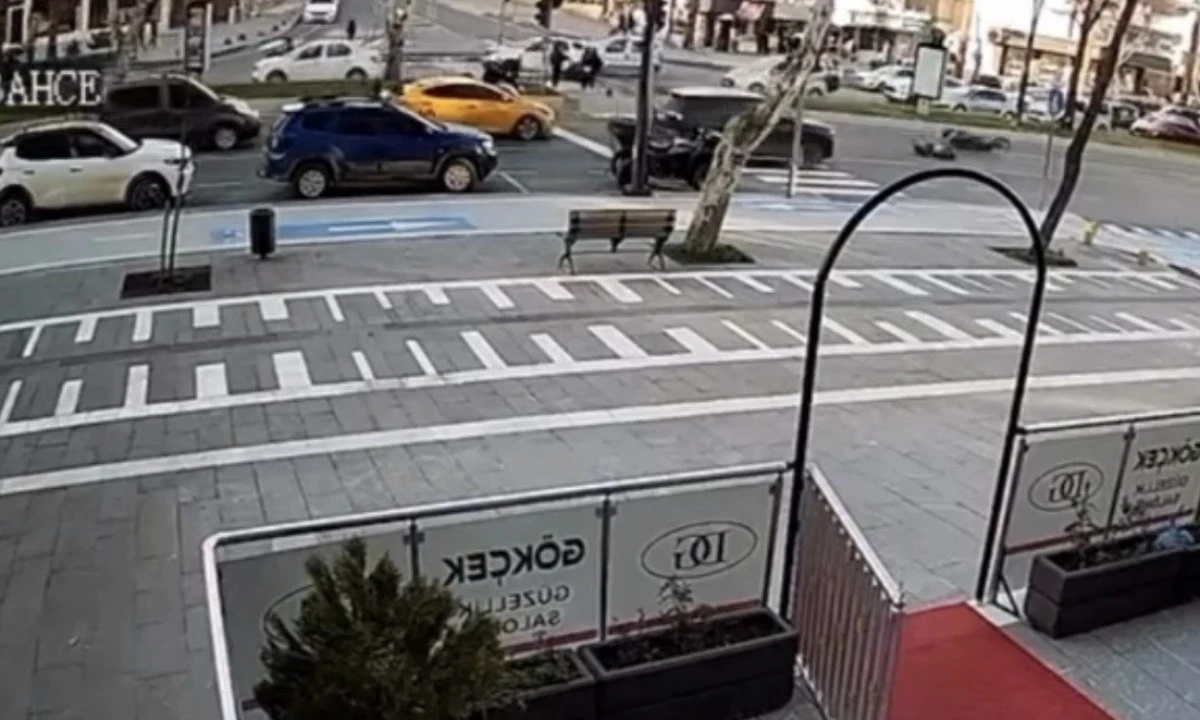 Yaya Ge&ccedil;idinde Kaza Kamera'da: 2 Gen&ccedil; Yaralandı