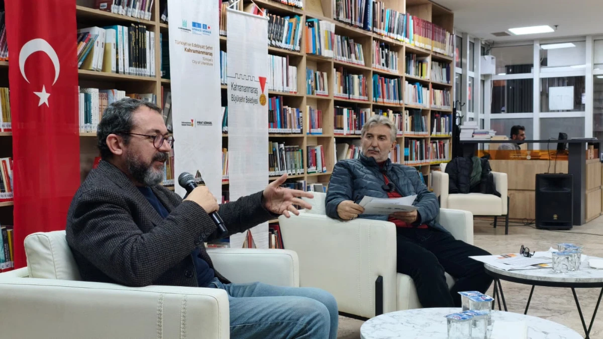 Yazar K&ouml;ne&ccedil;oğlu ve S&uuml;ng&uuml;, S&ouml;zc&uuml;klerin B&uuml;y&uuml;s&uuml;n&uuml; Edebiyatseverlerle Paylaştı