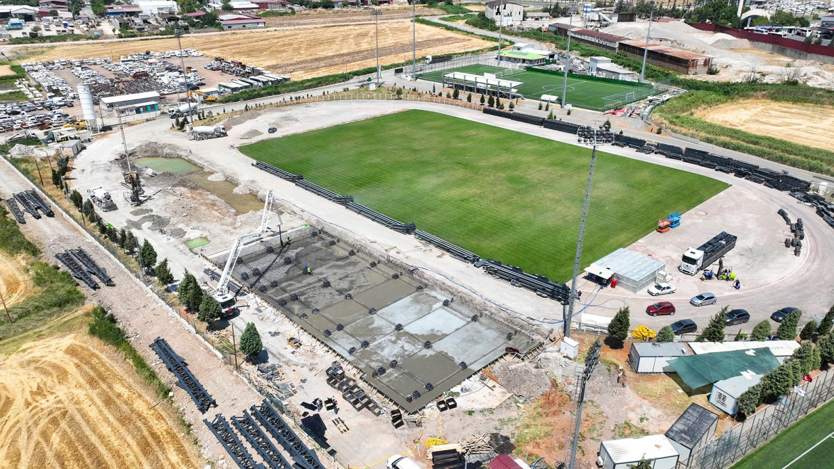 Yeni Futbol Sahasının Yapımı Büyük Bir Hızla Sürüyor