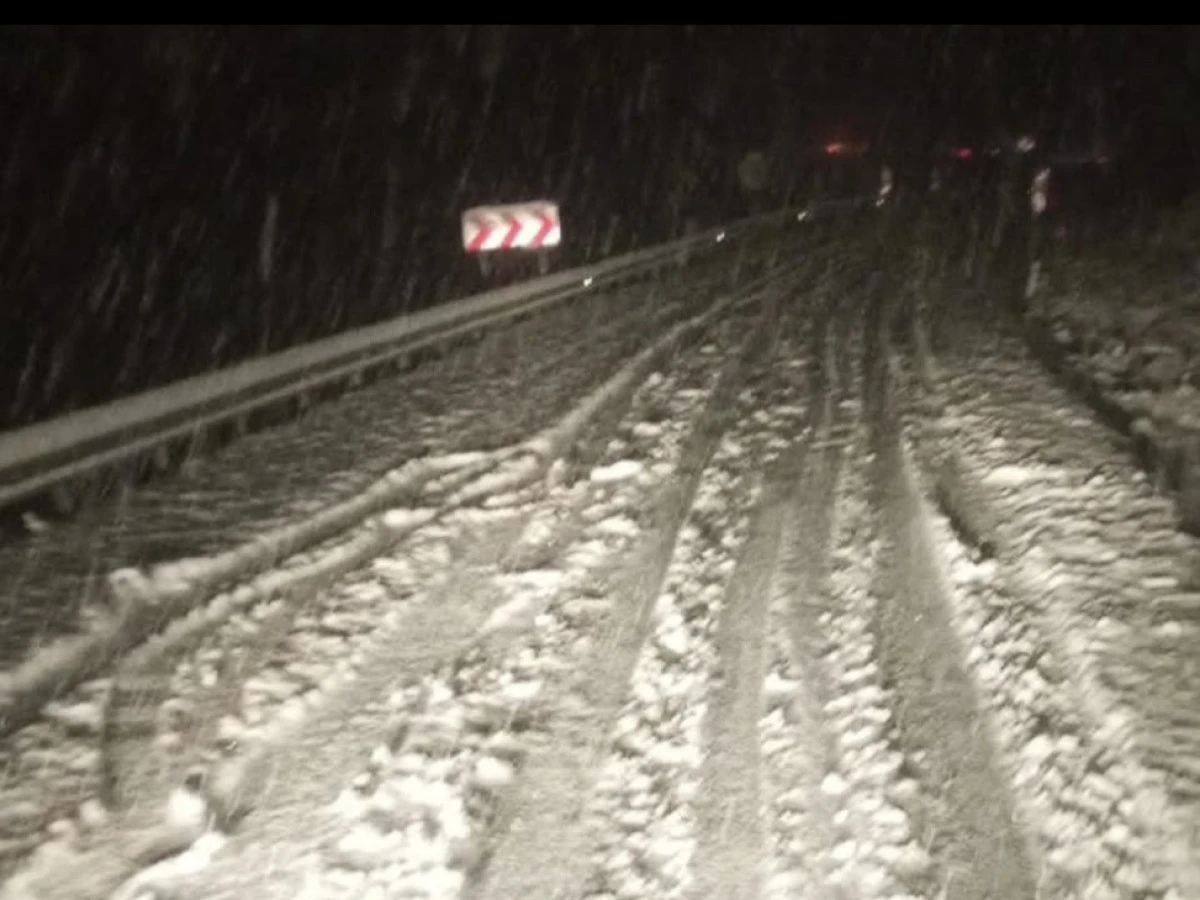  Yoğun Kar Yağışı Ulaşımı Felç Etti: Malatya Yolu Ağır Tonajlı Araçlara Kapatıldı
