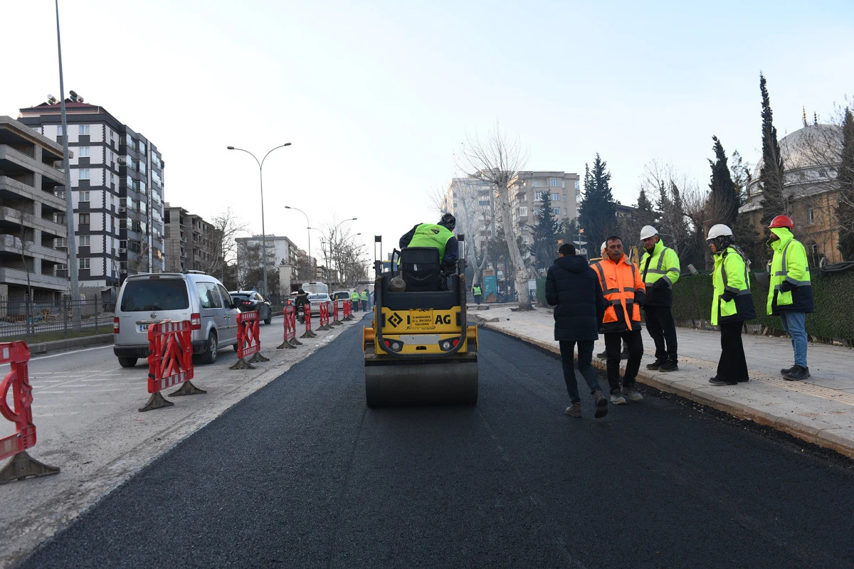 Yol Konforu İ&ccedil;in Asfalt Mesaisi Hız Kesmeden S&uuml;r&uuml;yor