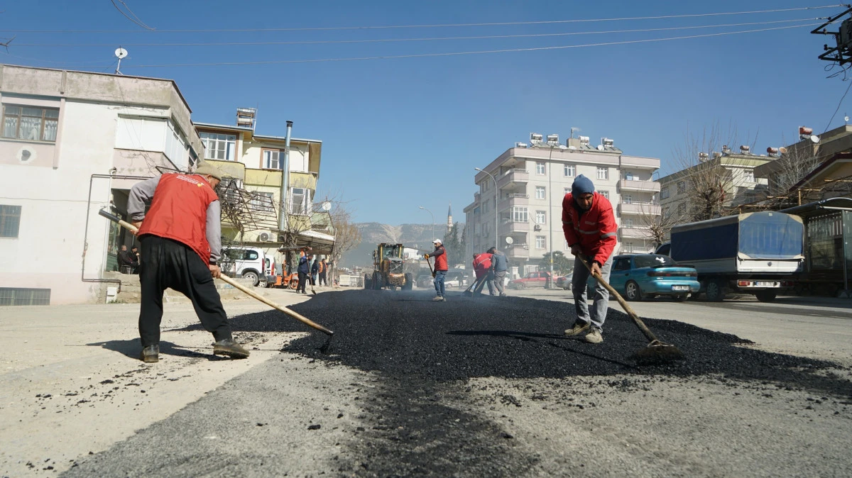 Yollarda asfalt &ccedil;alışması kesintisiz s&uuml;r&uuml;yor