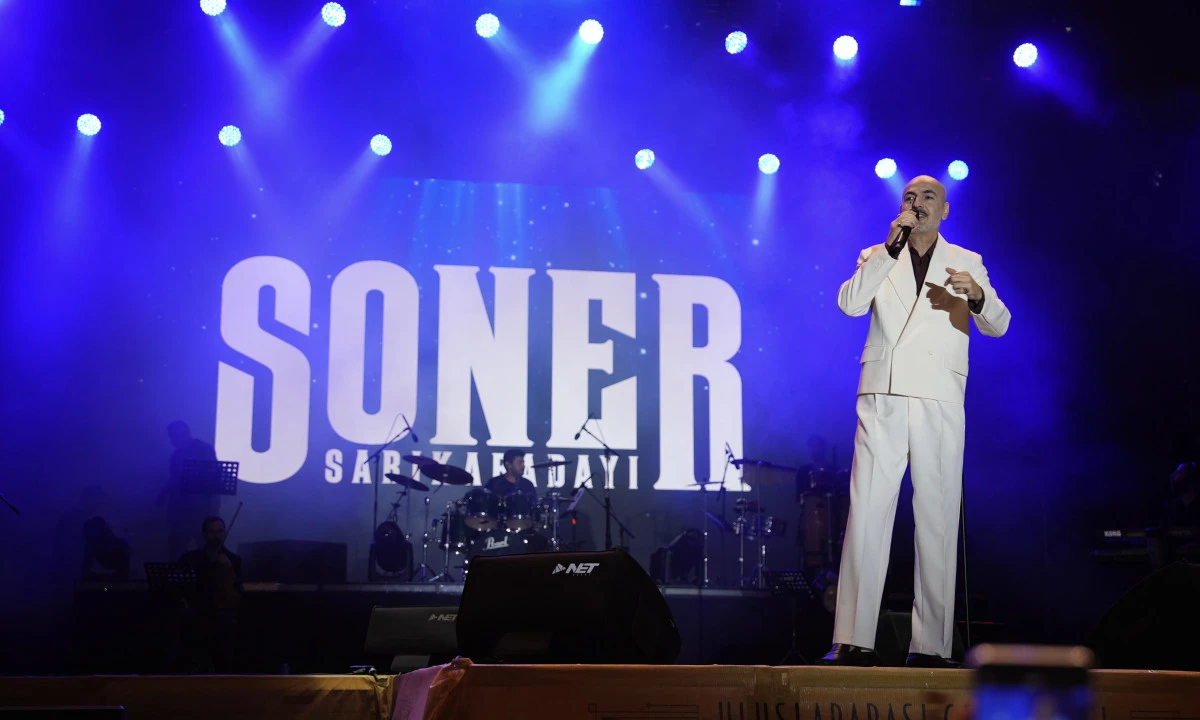 Zafer Bayramı Coşkusu Soner Sarıkabadayı Konseriyle Ta&ccedil;landı