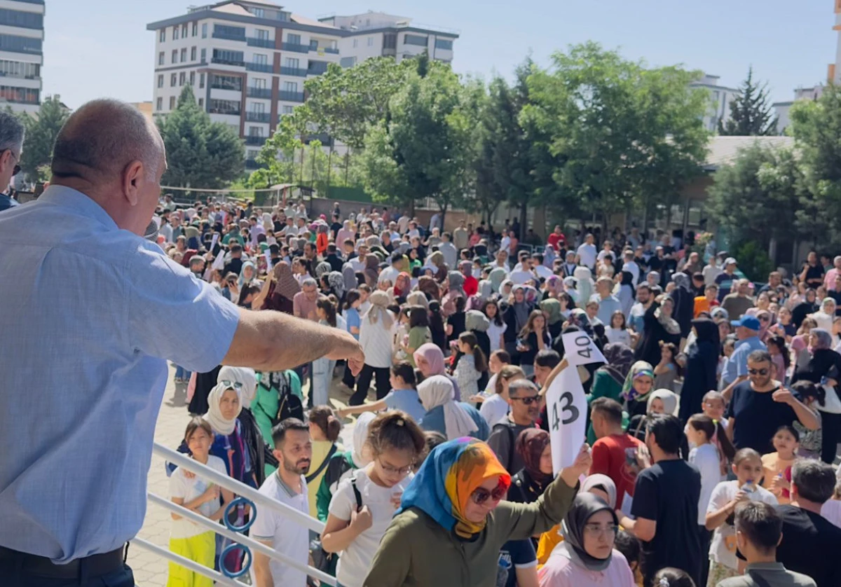 Zekeriya Tanrıverdi Kız İmam Hatip Ortaokuluna rekor başvuru: 1360 öğrenci yarıştı