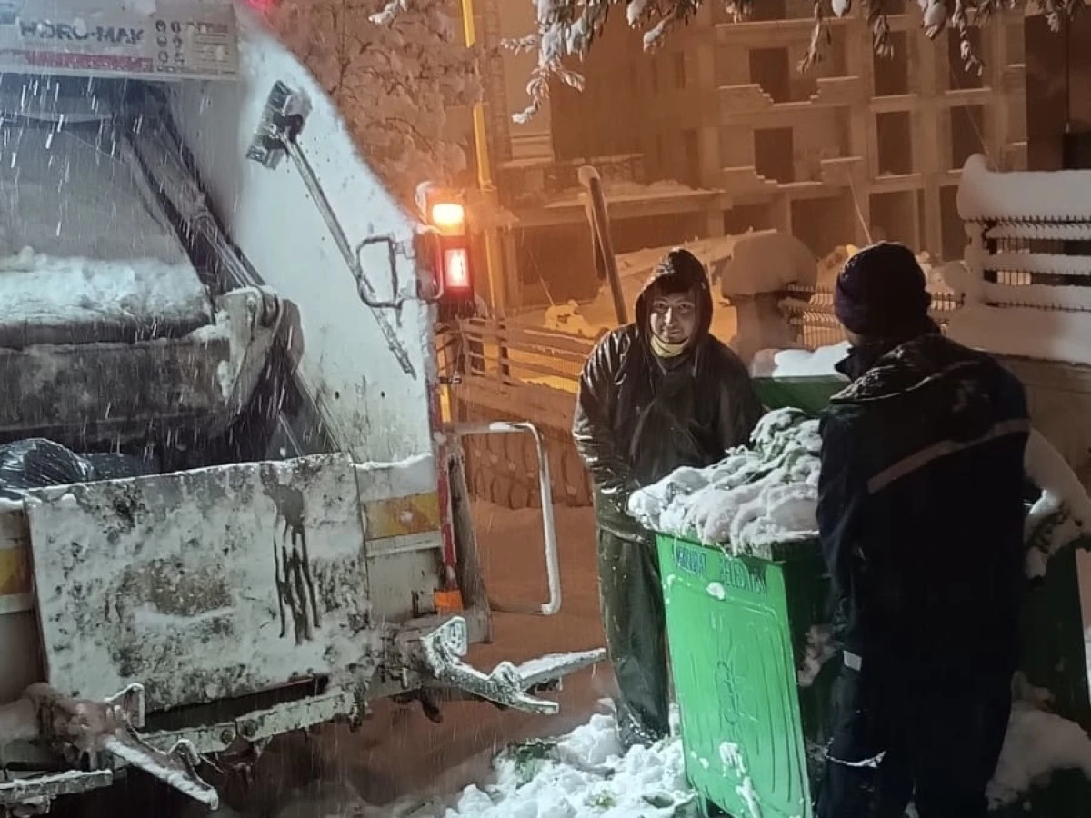 Zorlu kış şartlarına rağmen Onikişubat&rsquo;ta temizlik hizmetleri aksamıyor